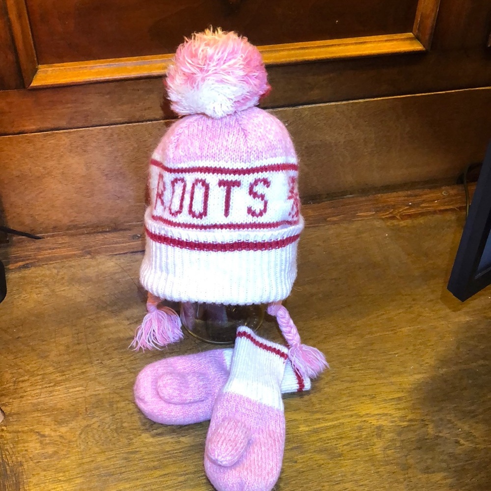 ROOTS kids hat set  with matching mittens